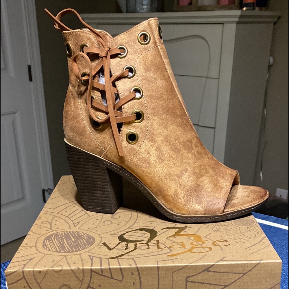NWT Vintage 93 booties